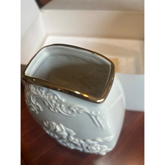 Lenox Ivory China Sculptural Rose Vase, 24 Karat Gold Trim - Picture 9 of 10